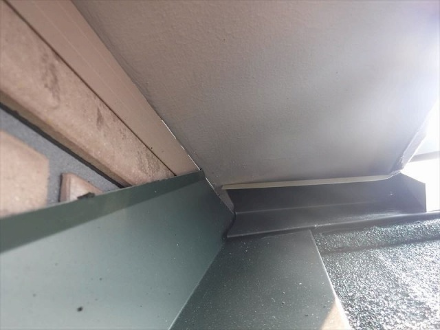 屋根の折り返しの細かい隙間もカバー